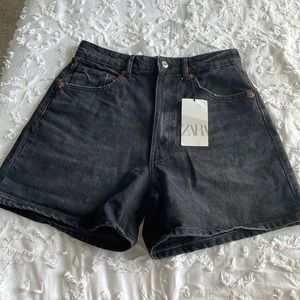 Brand new. I’m selling it because I bought the wrong size